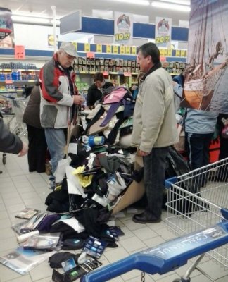 Năvodărenii au dat buluc într-un supermarket, în căutare de chilipiruri